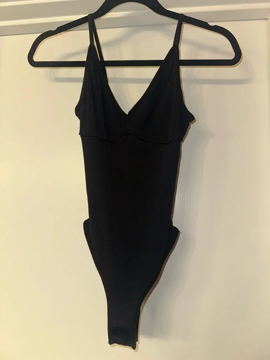 Black Ribbed V‑Neck Strappy Bodysuit - Picture 2 of 7